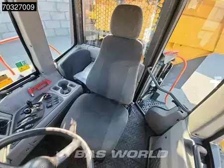 Zalomené klouby-dampry  2019 Volvo A60 H Full Service History - CE (30)