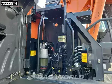 Pelle sur pneus 2011 Hitachi ZX210W -3 (15)