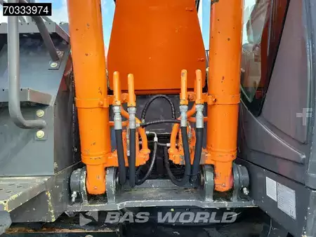 Pelle sur pneus 2011 Hitachi ZX210W -3 (22)
