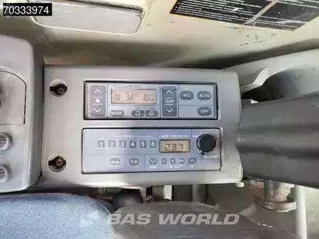 Pelle sur pneus 2011 Hitachi ZX210W -3 (28)