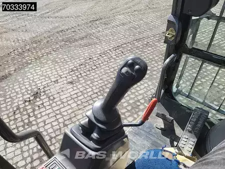 Pelle sur pneus 2011 Hitachi ZX210W -3 (31)