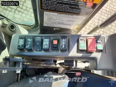 Pelle sur pneus 2011 Hitachi ZX210W -3 (34)