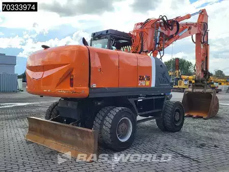 Pelle sur pneus 2011 Hitachi ZX210W -3 (5)