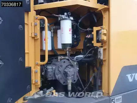 Escavadora de rastos 2016 Volvo ECR235 E L (19)