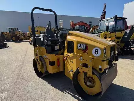 Asphalt compactors (tandem) 2024 Caterpillar CB4.0 (2)