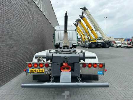 Ciężarówka 2023 Scania R770 8X2 TRIPLE VDL S30-6700 HAAKARMSYSTEEM / ABROLLKIPPER / HOO (9)