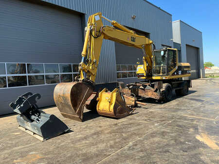 Caterpillar M320 complete with 4 buckets and hammer available