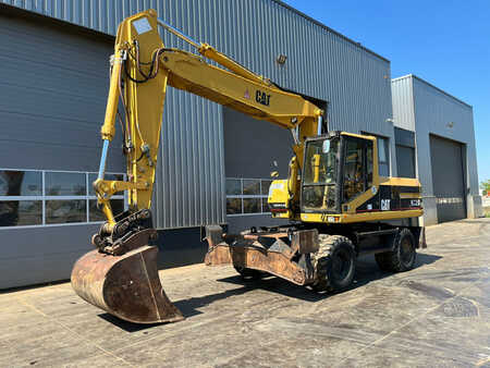 Caterpillar M320 complete with 4 buckets and hammer available