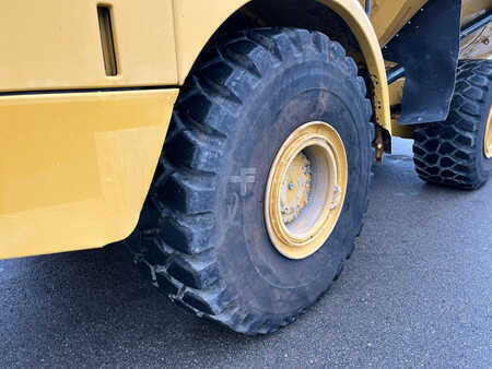 Knickgelenkte Muldenkipper/Dumper 2013 Caterpillar 740B (11)
