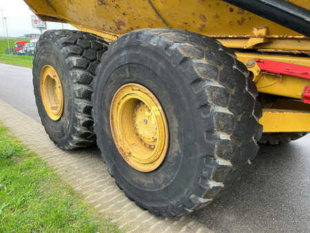 Knickgelenkte Muldenkipper/Dumper 2013 Caterpillar 740B (13)