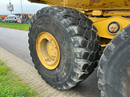 Knickgelenkte Muldenkipper/Dumper 2013 Caterpillar 740B (14)