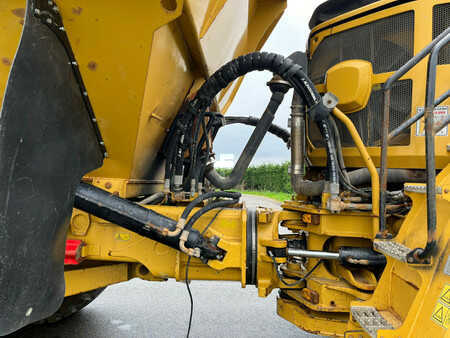 Knickgelenkte Muldenkipper/Dumper 2013 Caterpillar 740B (15)