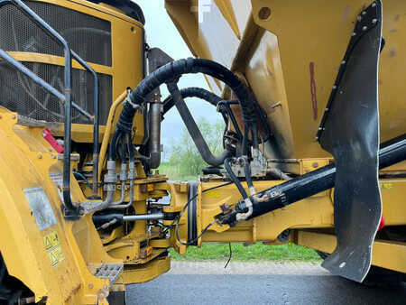 Knickgelenkte Muldenkipper/Dumper 2013 Caterpillar 740B (27)