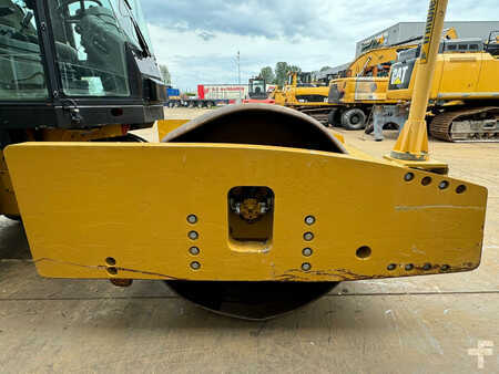 Bandenwalsen 2011 Caterpillar CS76 XT (11)