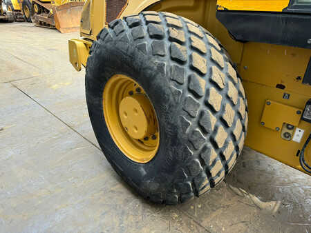 Bandenwalsen 2011 Caterpillar CS76 XT (12)