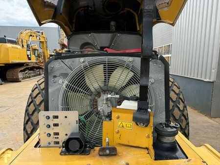 Bandenwalsen 2011 Caterpillar CS76 XT (14)