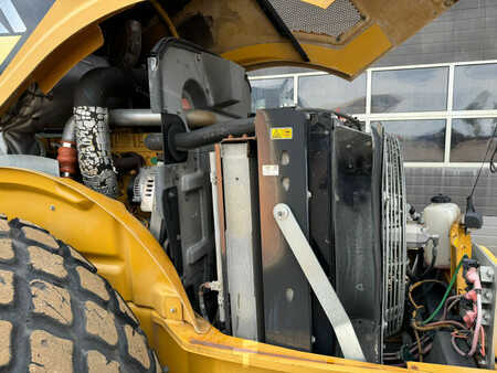 Bandenwalsen 2011 Caterpillar CS76 XT (15)