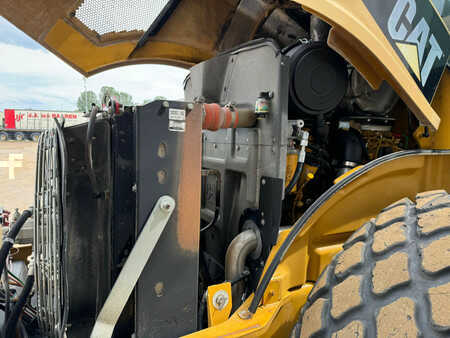 Bandenwalsen 2011 Caterpillar CS76 XT (17)