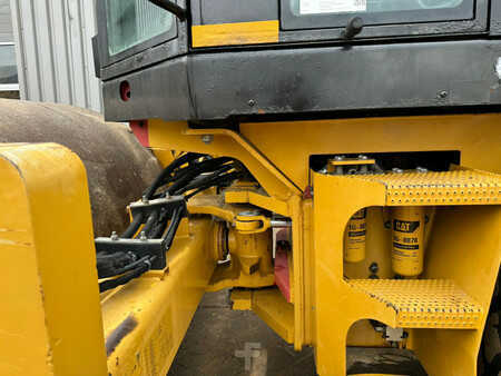 Bandenwalsen 2011 Caterpillar CS76 XT (27)