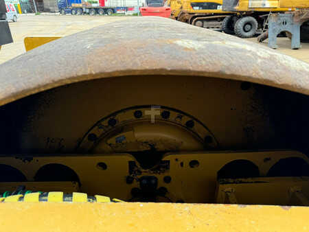 Bandenwalsen 2011 Caterpillar CS76 XT (28)