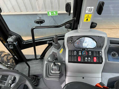 Rigid Backhoe Loader 2024 Caterpillar 424 - 4WD / AC (30)