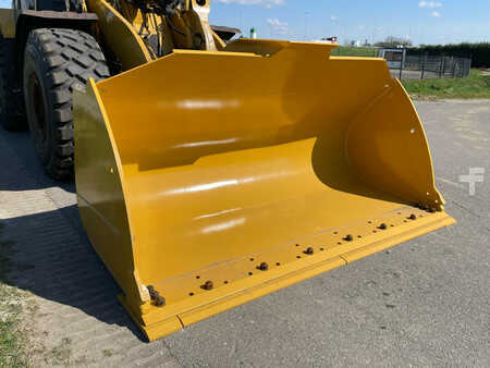 Kolové nakladače 2021 Caterpillar 972M XE - CE / new tires / new bucket edge (18)