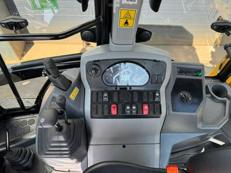 Koparko - Ładowarki sztywne 2025 Caterpillar 424 4x4 Backhoe Loader (26)