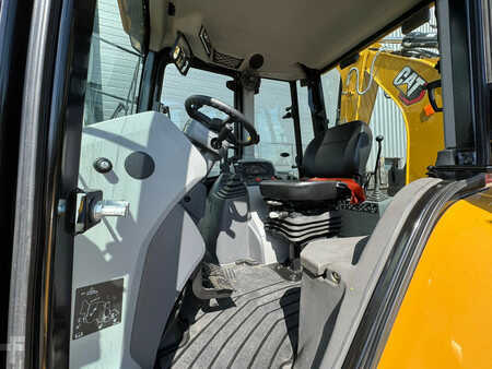 Koparko - Ładowarki sztywne 2025 Caterpillar 424 4x4 Backhoe Loader (27)