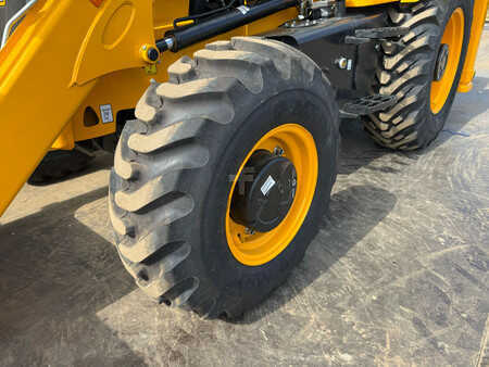 Koparko - Ładowarki sztywne 2024 JCB 3DX 4x4 4-1 Bucket, Hammerlines (21)