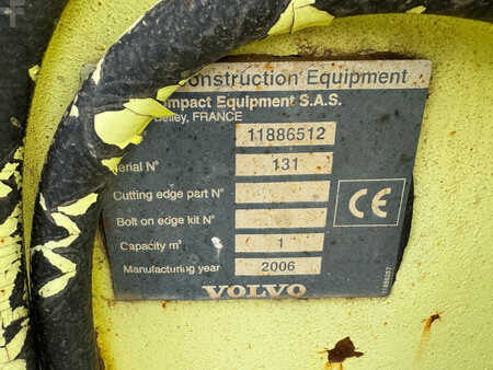 Koparko - Ładowarki sztywne 2006 Volvo BL71 backhoe loader (16)