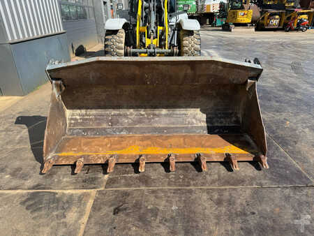 Kramer 8155 / Forks / bucket