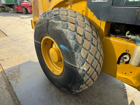 Compacteur monocylindre 2018 Caterpillar CS66B (11)