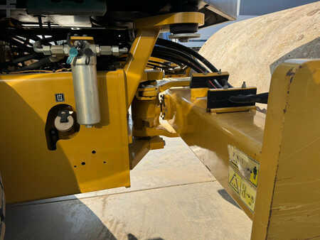 Compacteur monocylindre 2018 Caterpillar CS64 (13)
