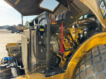 Compacteur monocylindre 2018 Caterpillar CS64 (14)