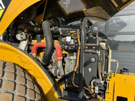 Compacteur monocylindre 2018 Caterpillar CS64 (16)