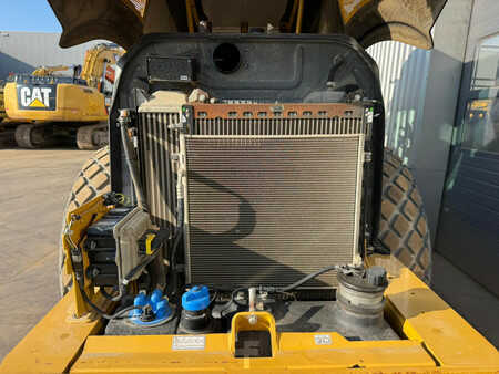 Compacteur monocylindre 2018 Caterpillar CS64 (17)