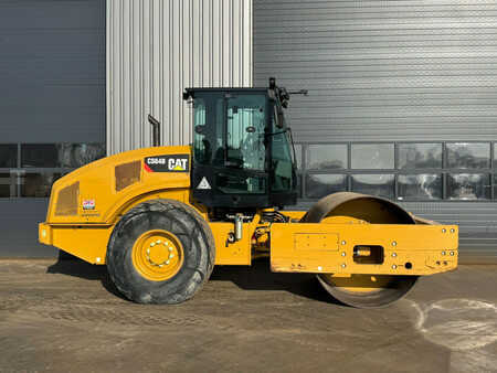 Enkelt tromlekomprimator 2018 Caterpillar CS64 (5)