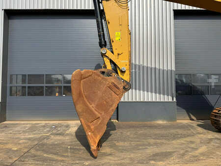 Hydraulic Excavators 2018 Caterpillar 352F (8)