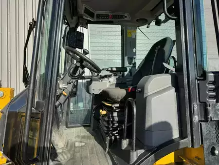 Pale Gommate 2023 Caterpillar 908 (19)