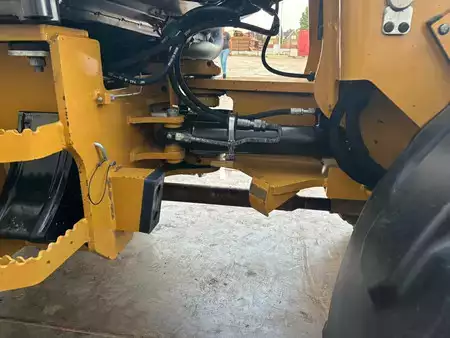 Pale Gommate 2023 Caterpillar 908 (16)