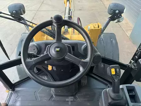 Pale Gommate 2023 Caterpillar 908 (18)