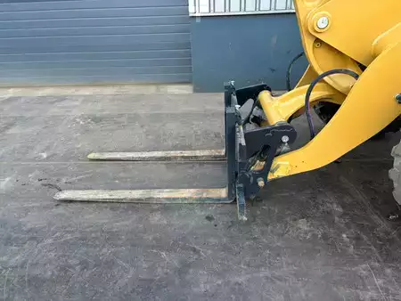 Pale Gommate 2023 Caterpillar 908 (9)