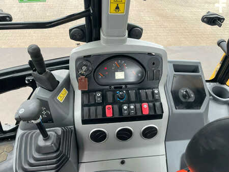 Rigid Backhoe Loader 2025 Caterpillar 424 4x4 Backhoe Loader (21)