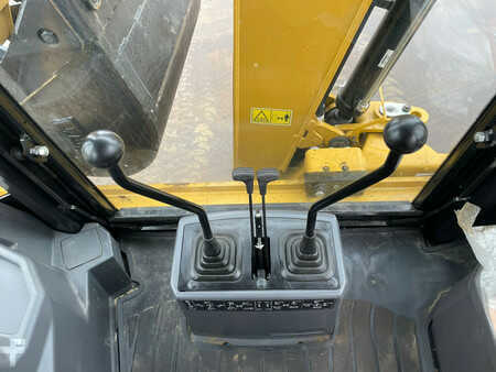 Rigid Backhoe Loader 2025 Caterpillar 424 4x4 Backhoe Loader (23)