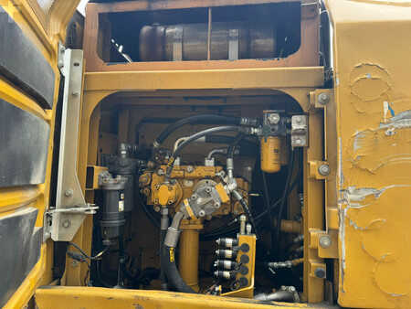 Korečková rýpadla 2012 Caterpillar 323E (19)