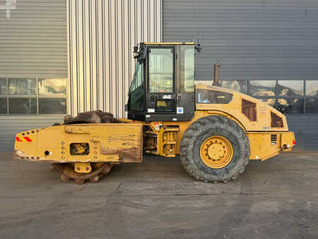 Single drum compactors 2011 Caterpillar CP76 Padfoot roller (1)