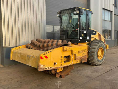 Single drum compactors 2011 Caterpillar CP76 Padfoot roller (2)