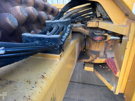 Single drum compactors 2011 Caterpillar CP76 Padfoot roller (20)