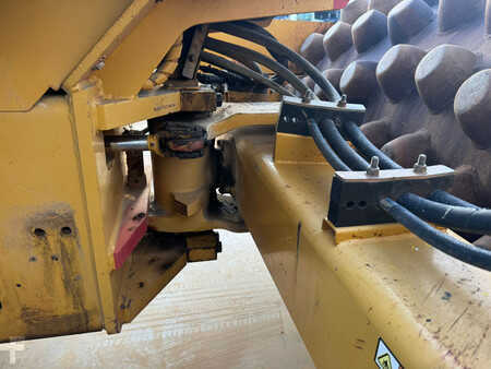Single drum compactors 2011 Caterpillar CP76 Padfoot roller (21)