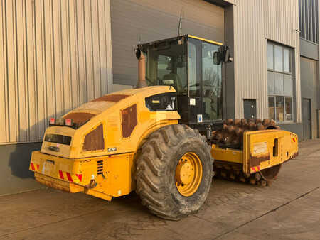 Single drum compactors 2011 Caterpillar CP76 Padfoot roller (5)